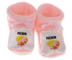 Chausson bébé Drapeau effet pinceau Bhoutan avec prénom de couleur Rose