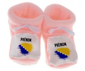 Chausson bébé Drapeau effet pinceau Bosnie Herzégovine avec prénom de couleur Rose