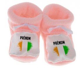 Chausson bébé Drapeau effet pinceau Côte d'Ivoire avec prénom de couleur Rose