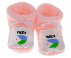 Chausson bébé Drapeau effet pinceau Djibouti avec prénom de couleur Rose