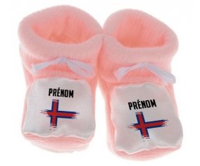 Chausson bébé Drapeau effet pinceau Îles Féroé avec prénom de couleur Rose