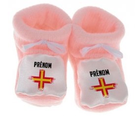 Chausson bébé Drapeau effet pinceau Guernesey avec prénom de couleur Rose