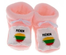 Chausson bébé Drapeau effet pinceau Lituanie avec prénom de couleur Rose
