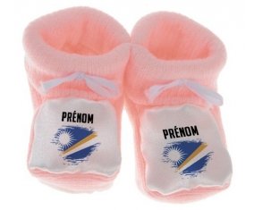 Chausson bébé Drapeau effet pinceau Iles Marshall avec prénom de couleur Rose