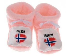 Chausson bébé Drapeau effet pinceau Norvège avec prénom de couleur Rose