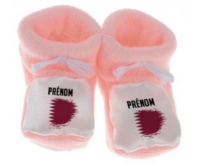 Chausson bébé Drapeau effet pinceau Qatar avec prénom de couleur Rose