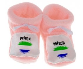 Chausson bébé Drapeau effet pinceau Sierra Leone avec prénom de couleur Rose