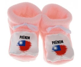 Chausson bébé Drapeau effet pinceau Taïwan avec prénom de couleur Rose