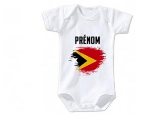 Body bébé Drapeau effet pinceau Timor Leste avec prénom taille 3/6 mois manches Courtes